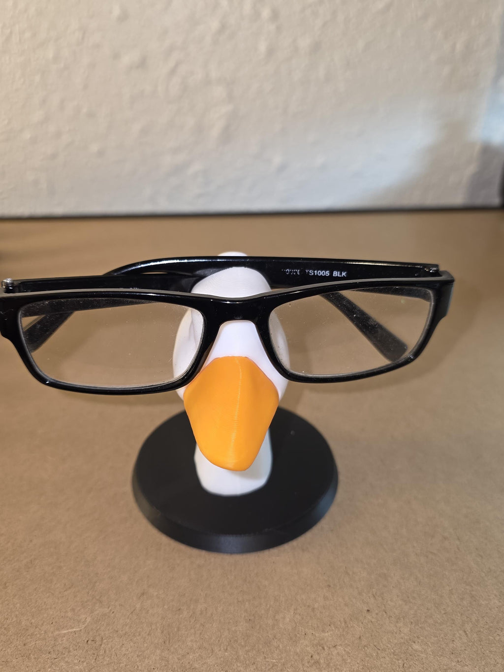 Goose head that holds glasses