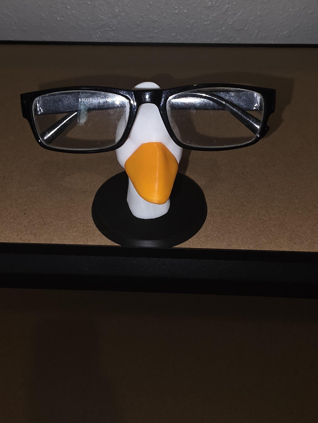 Goose head that holds glasses
